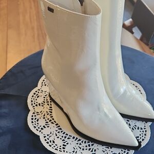 DKNY Glossy White Heeled Wedged Iris Pointed Boots